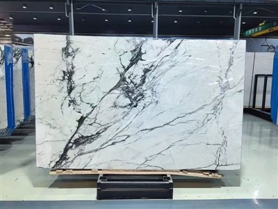 Dawb marble nrog ntsuab rau